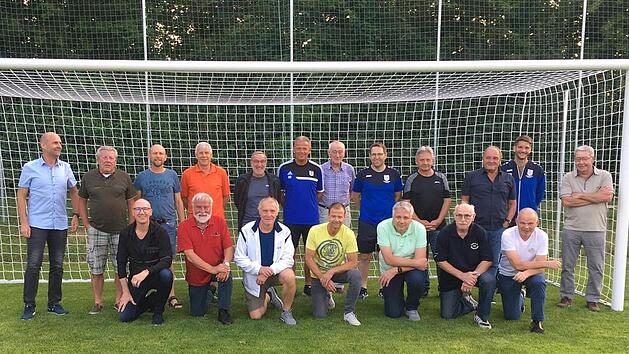 Bei der Jahreshauptversammlung des M&uuml;nnerst&auml;dter Fu&szlig;ball-F&ouml;rdervereins mit Vorsitzendem Richard Bott (links) stellten sich die Teilnehmer zum Gruppenfoto in eines der neu angeschafften Tore.
