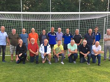 Bei der Jahreshauptversammlung des Münnerstädter Fußball-Fördervereins mit Vorsitzendem Richard Bott (links) stellten sich die Teilnehmer zum Gruppenfoto in eines der neu angeschafften Tore.
