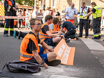 Aktivisten der Gruppe "Letzte Generation" kleben sich in Bamberg auf die Straße Aktivisten der Gruppe "Letzte Generation" kleben sich in Bamberg auf die Straße