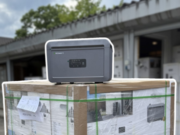 Der Growatt NEXA 2000 ist ein kompakter All-in-One-Solarspeicher, der speziell für Balkonkraftwerke entwickelt wurde.