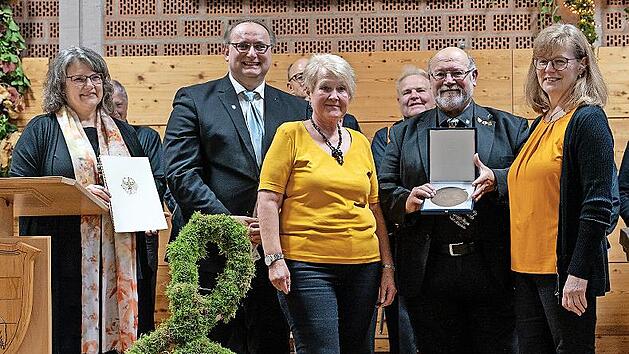 Bei der Übergabe der Zelter-Plakette (von links): Birgit Schultz (1. Vorsitzende), Carsten Ahlers (Sängergruppe), Beate Volpert (Frohsinn Fuchsstadt), Wolfgang Sittler (Sängerkreis) und Christine Volpert (Frohsinn Fuchsstadt).