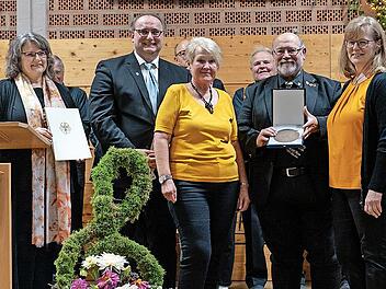 Bei der &Uuml;bergabe der Zelter-Plakette (von links): Birgit Schultz (1. Vorsitzende), Carsten Ahlers (S&auml;ngergruppe), Beate Volpert (Frohsinn Fuchsstadt), Wolfgang Sittler (S&auml;ngerkreis) und Christine Volpert (Frohsinn Fuchsstadt).