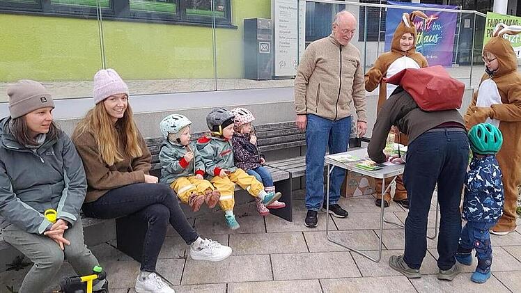 Am Unterschriftenstand: Gerhard Frank sowie die Osterhasen Jakob und Jonas Kallies.