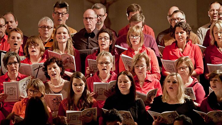 Gemeinsam mit der peruanischen Instrumentalgruppe "Indoamerika Perumanta" führte der Chor "Unerhört" Musik von Ariel Ramirez in der Coburger Heilig-Kreuz-Kirche auf.Foto: Jochen Berger