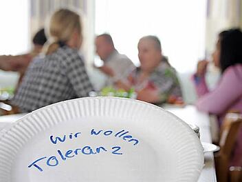 Auf Pappteller schreiben Einheimische und Asylsuchende ihre Wünsche, Ängste und Gedanken. (Foto: Lena Alt)