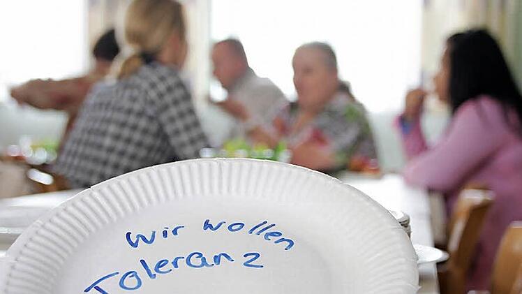 Auf Pappteller schreiben Einheimische und Asylsuchende ihre Wünsche, Ängste und Gedanken. (Foto: Lena Alt)