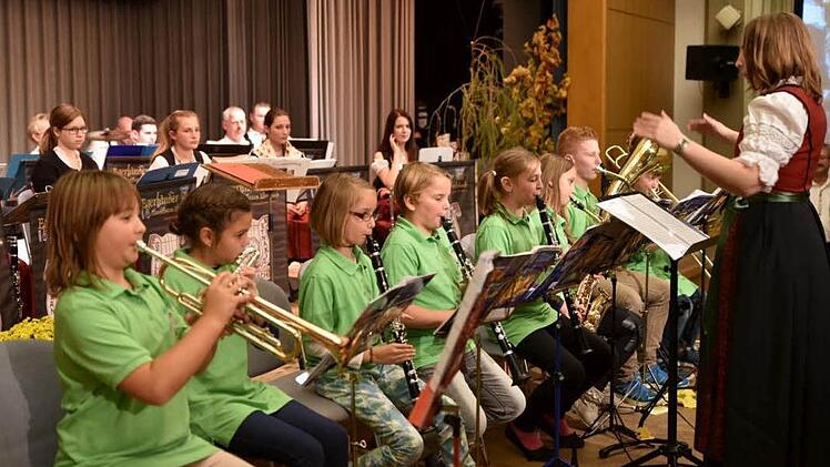 Dass die Jugendarbeit in der Blaskapelle Hofstetten Früchte trägt, zeigte der erste Auftritt der "Neudorfer Holzböcklich", bei dem (von links) Josephine Ulich, Eva Seemann, Julia Müller, Sarah Bintig, Nadine Klemm, Barbara Müller, Lukas Klemm und Jakob Schmidt unter der Leitung von Katja Rambacher beim Festabend zum 50-jährigen Bestehen der Blaskapelle Beachtliches zu Gehör brachten.  Fotos: Gerold Snater