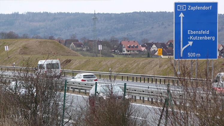 Der Wall (links im Bild) ist zu drei Vierteln fertig. Er war erforderlich geworden, weil der Verkehr auf der A 73 stark zugenommen hat. Foto: Matthias Einwag