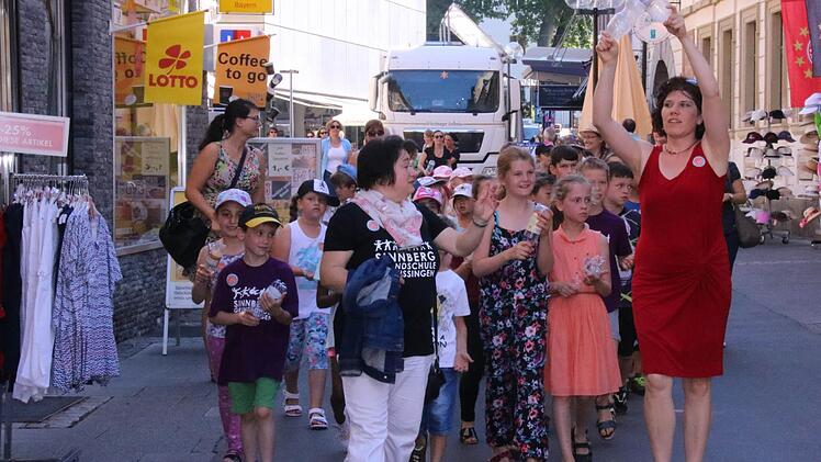 Die Kinder marschierten singend durch die Stadt. Foto: Markus Klein