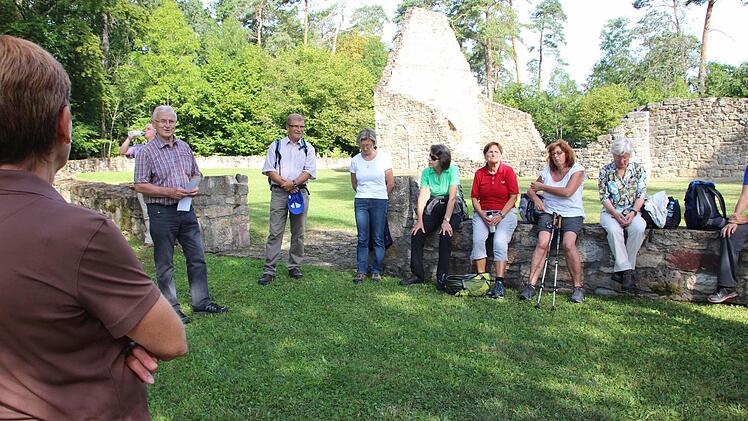 Bertram Becker berichtete an der Michelskirche von der Historie des ehemals dort befindlichen Friedhofs. Foto: Heike Beudert