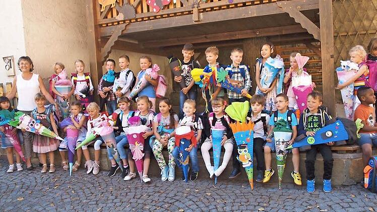 Die 27 Erstklässler der Klasse 1a der Marktplatzschule präsentieren in Gegenwart der Klassenlehrerin Elisabeth Nagel stolz ihre Schultüten.