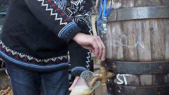 Aus dem Holzfass der Brauerei Steinbach wurde der "Ladykiller" gezapft.  Fotos: Manfred Welker