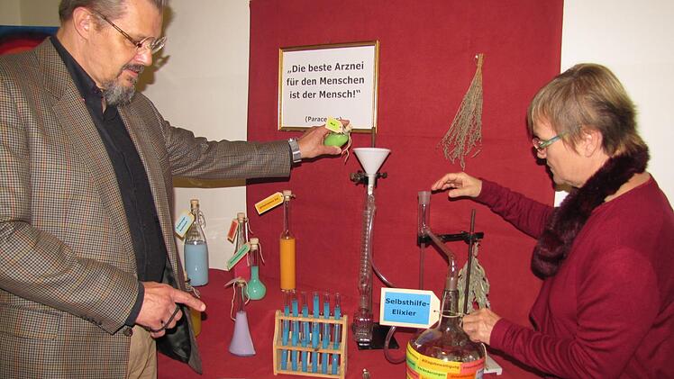 Sven Sauer und Brigitte Seidel am symbolischen Selbsthilfelabor der Schmerzgruppe. Foto: Martin Koch