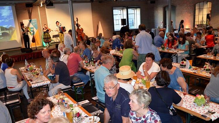 Im Ziegelbau war beim fränkischen Abend Gelegenheit zum regen Austausch über die Touren durch die Stadt.Andrea Spörlein