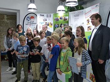 Die Effeltricher Grundschüler stellen ihre Arbeiten mit dem Mini-Computer vor Foto: Pauline Lindner