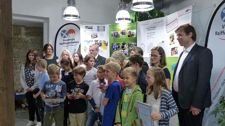 Die Effeltricher Grundschüler stellen ihre Arbeiten mit dem Mini-Computer vor Foto: Pauline Lindner