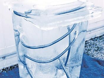 "M&uuml;ll ist Materie am falschen Ort." Mit diesem Motto er&ouml;ffnet die Aktion "&Uuml;berraschungseis" die Erlanger Klimaschutzwoche. Vier der Eisskulpturen, die auf dem Schlossplatz ausgestellt werden, gestalteten Mitarbeiter der Firma Rehau unter anderem mit Rohrabschnitten und Fensterprofilen. Foto: Kerstin Schulz