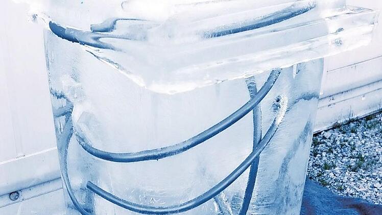 "M&uuml;ll ist Materie am falschen Ort." Mit diesem Motto er&ouml;ffnet die Aktion "&Uuml;berraschungseis" die Erlanger Klimaschutzwoche. Vier der Eisskulpturen, die auf dem Schlossplatz ausgestellt werden, gestalteten Mitarbeiter der Firma Rehau unter anderem mit Rohrabschnitten und Fensterprofilen. Foto: Kerstin Schulz