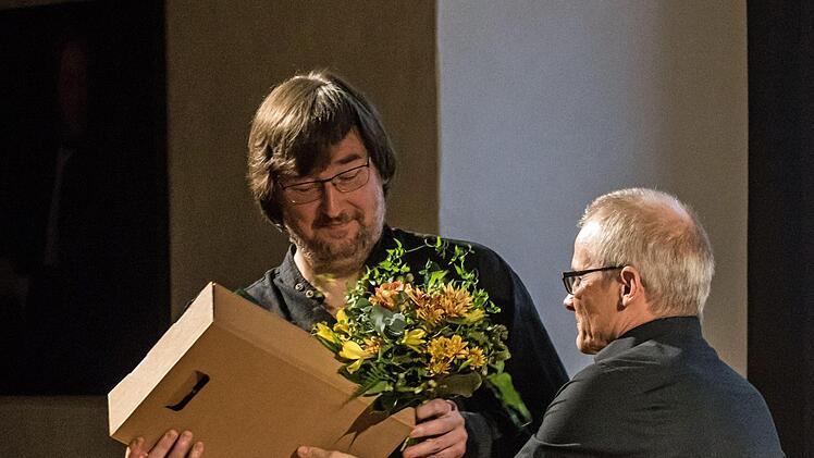 Begeisterten Beifall gab es für das Kontrabass-Quartett beim Konzert im Coburger Rathaussaal: Dietmar Engels (rechts) dankte Christian Hellwich, der als Gast von den Bamberger Symphonikern gemeinsam mit den Kontrabassisten des Landestheaters Coburg musizierte.Jochen Berger