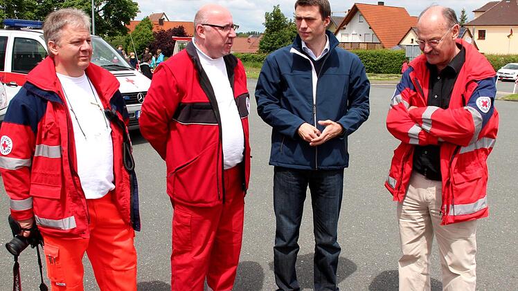 Bundestagsabgeordneter Stefan Müller (2. v. r.) im Gespräch mit dem Uwe Pöschl (2. v. l.), dem designierten Bürgermeisterkandidaten des Adelsdorfer CSU-Ortsverbands. Pöschl engagiert sich auch als Rettungssanitäter beim BRK.privat