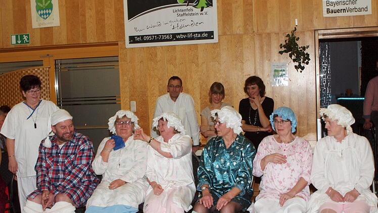 Eine siebenköpfige Gruppe begeisterte die Besucher mit einer Parodie auf das tägliche Ritual der Morgentoilette in einer Seniorenresidenz. Foto: Alfred Thieret