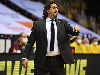 Der italienische "Maestro" Andrea Trinchieri führte Brose Bamberg zwischen 2015 und 2017 zu drei deutschen Meisterschaften in Folge. Jetzt will der 52 Jahre alte Trainer mit dem FC Bayern München eine Erfolgsära einläuten. Foto: Carmen Jaspersen, dpa
