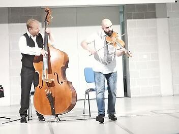Rainer Streng (rechts) und die drei Musiker bereiteten den Gästen einen vergnüglichen Abend in der Aula des Forchheimer Herder-Gymnasiums.