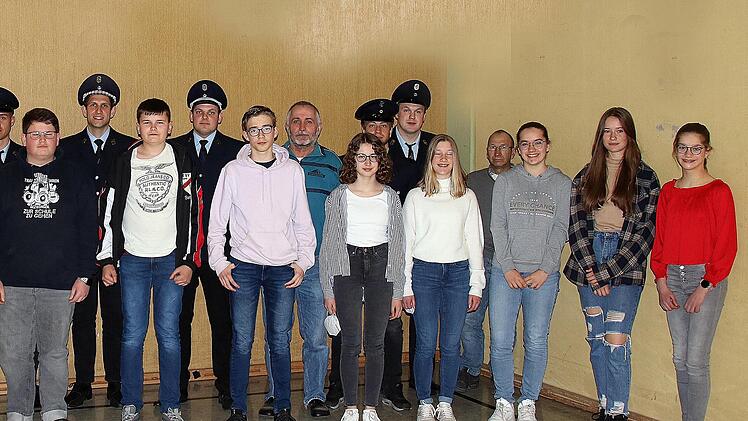 Neue Mitglieder wurden in die Rannunger Jugendfeuerwehr aufgenommen. Unser Bild zeigt sie zusammen mit den bei der Hauptversammlung geehrten langjährigen Mitgliedern und dem neugewählten Vorstand.