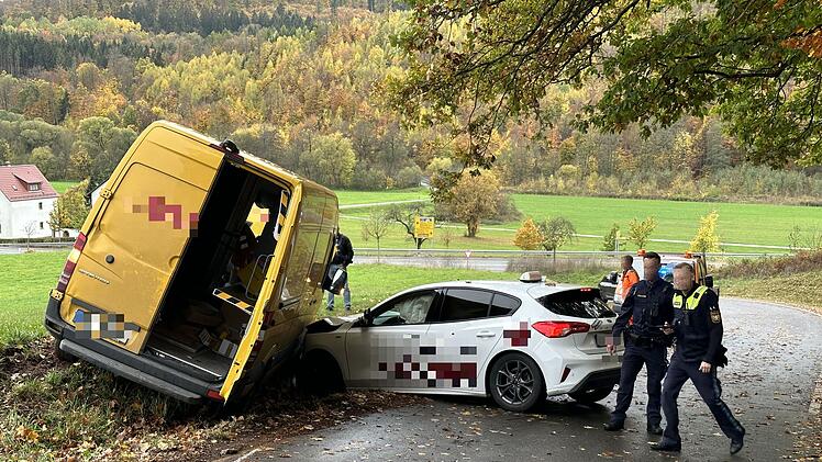 Frontalzusammensto&szlig; mit Fahrschule: Kleintransporter ger&auml;t auf Gegenfahrbahn