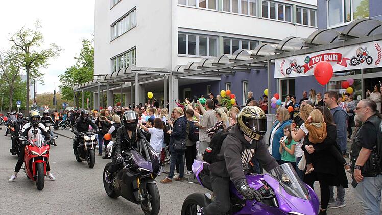 Erlangen: Toy Run 2023 bei "Bombenwetter" - 30.000 Euro Spenden gesammelt