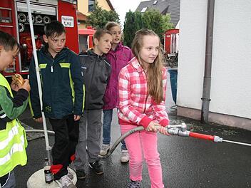 Beim Zielspritzen hatte auch Schülerin Emily Reß (9) beim Aktionstag der Melkendorfer Feuerwehr ihren Spaß. Fotos: Sonja Adam