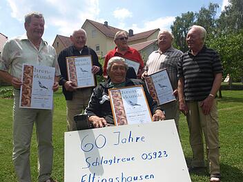 Bei der Jubiläumsfeier ehrte Vorsitzender Hermann Wolf, selbst 50 Jahre dabei (ganz links) treue Mitglieder, den vorne sitzenden Alfons Metzler (50 Jahre), sowie stehend von links Wolfgang Reith, Winfried Metzler (beide 60 Jahre), Anton Matuschka (25 Jahre) und Winfried Brunner . r