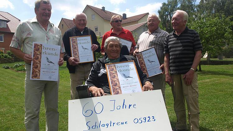 Bei der Jubiläumsfeier ehrte Vorsitzender Hermann Wolf, selbst 50 Jahre dabei (ganz links) treue Mitglieder, den vorne sitzenden Alfons Metzler (50 Jahre), sowie stehend von links Wolfgang Reith, Winfried Metzler (beide 60 Jahre), Anton Matuschka (25 Jahre) und Winfried Brunner . r