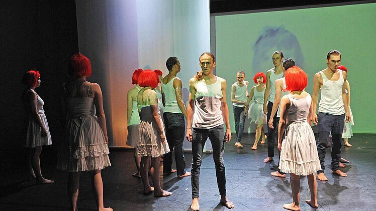 Szene aus "Tristan und Isolde" mit dem Jugendclub des Landestheaters in der Reithalle.Foto: Andrea Kremper