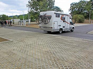 Viel Platz für Wohnmobile: Insgesamt 27 Stellplätze für Camper entstanden neben dem bisherigen Parkplatz an der Obermain-Therme. Die Stellplätze sind unterschiedlich groß, so dass sie für Fahrzeuge mit bis zu zwölf Metern Länge passen. Foto: Matthias Einwag