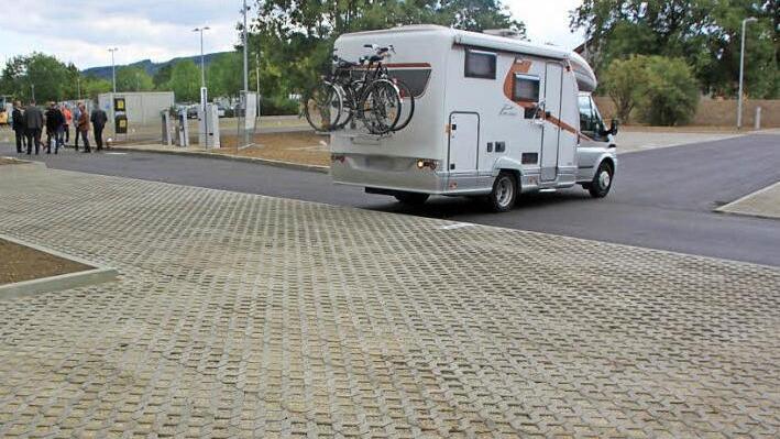 Viel Platz für Wohnmobile: Insgesamt 27 Stellplätze für Camper entstanden neben dem bisherigen Parkplatz an der Obermain-Therme. Die Stellplätze sind unterschiedlich groß, so dass sie für Fahrzeuge mit bis zu zwölf Metern Länge passen. Foto: Matthias Einwag
