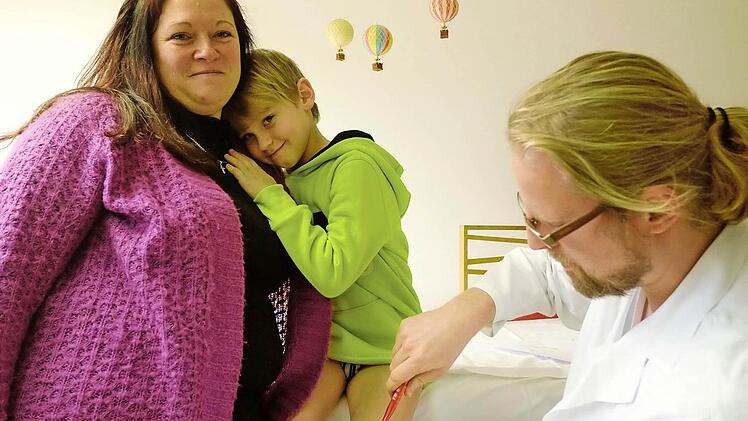 Bei Mama Sandra Janner fühlt sich Leon am wohlsten. Assistenzarzt Philipp Bornschlegl überzeugt sich währenddessen davon, dass der Sechsjährige keine bleibenden Schäden davongetragen hat. Fotos: Nikolas Pelke