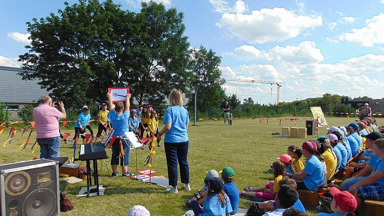 Der Sportplatz wurde mit jeder Menge Spiel und Spaß eingeweiht.