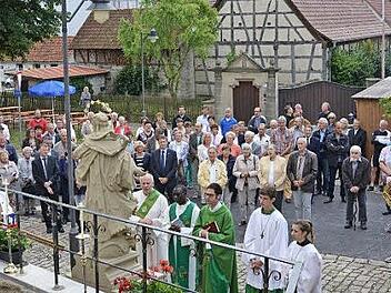 Zahlreiche Gäste waren zum Festgottesdienst 1275 Jahre Untereßfeld gekommen. Sie nahmen im Anschluss daran an der Segnung der restaurierten Marienfigur des Barockbildhauers Johann Joseph Kessler teil.  Foto: Hanns Friedrich