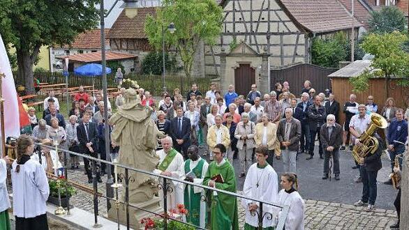 Zahlreiche Gäste waren zum Festgottesdienst 1275 Jahre Untereßfeld gekommen. Sie nahmen im Anschluss daran an der Segnung der restaurierten Marienfigur des Barockbildhauers Johann Joseph Kessler teil.  Foto: Hanns Friedrich