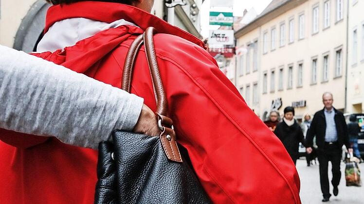 Vor allem die Straßenkriminalität hat in der Tendenz weiter zugenommen. Symbolfoto: Matthias Hoch