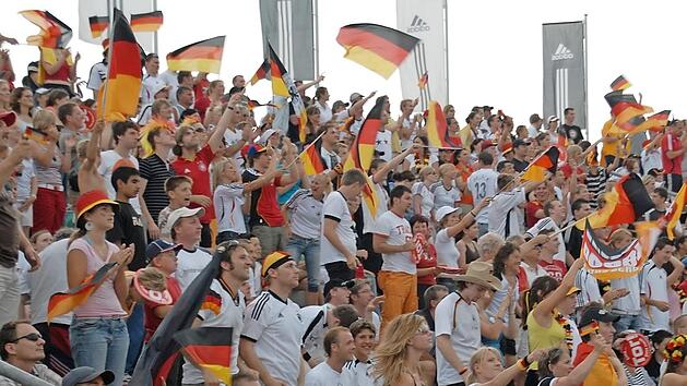 Feiernde Fans bei der WM 2006, als Deutschland gegen Ecuador gewann (3:0). Auch 2018 wird am Adidas-Outlet ein Public Viewing stattfinden. Auftakt ist der 17. Juni.  Foto: Bernhard Panzer (Archiv)