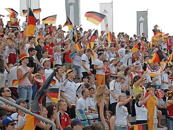 Feiernde Fans bei der WM 2006, als Deutschland gegen Ecuador gewann (3:0). Auch 2018 wird am Adidas-Outlet ein Public Viewing stattfinden. Auftakt ist der 17. Juni.  Foto: Bernhard Panzer (Archiv)