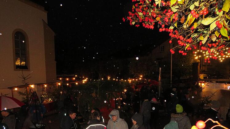 Erste Weihnachtsstimmung auf dem Kirchplatz