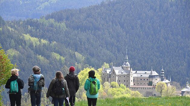 Eine märchenhafte Wanderung mit tollem Ausblick: Nach einigen kurzen, aber kraftzehrenden Aufstiegen bietet der Märchenpfad zur Belohnung eine wunderbare Aussicht auf die Burg Lauenstein.