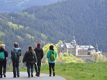 Eine märchenhafte Wanderung mit tollem Ausblick: Nach einigen kurzen, aber kraftzehrenden Aufstiegen bietet der Märchenpfad zur Belohnung eine wunderbare Aussicht auf die Burg Lauenstein.