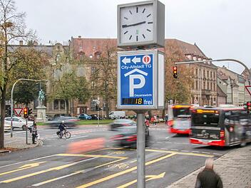 Das Verkehrsgeschehen in Bamberg lässt die Anzeigetafel unberührt. Sie zeigt immer 18 freie Plätze in der Tiefgarage an.  Foto: Sebastian Schanz