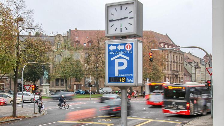 Das Verkehrsgeschehen in Bamberg lässt die Anzeigetafel unberührt. Sie zeigt immer 18 freie Plätze in der Tiefgarage an.  Foto: Sebastian Schanz