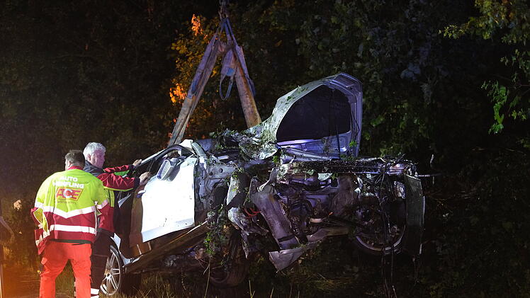 Unfall bei Starkregen: Auto fliegt von Straße in Waldstück und wird von Baum aufgespießt