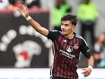 Der N&uuml;rnberger Can Uzun jubelt &uuml;ber seinen Treffer.